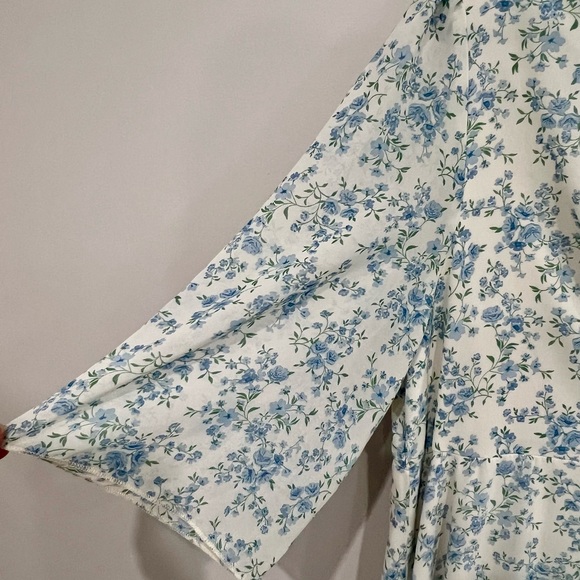 Vintage-Inspired Blue Floral Midi Dress - Picture 2 of 6